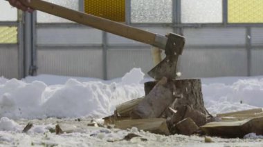 Adam kar bahçesinde kış köyü ağır çekimde ahşap doğrama
