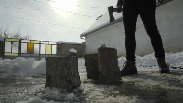 Hombre Cortando Madera Patio Nieve Pueblo Invierno — Vídeo de stock