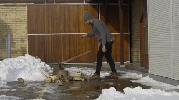 Homem Cortando Madeira Jardim Neve Aldeia Inverno — Vídeo de Stock