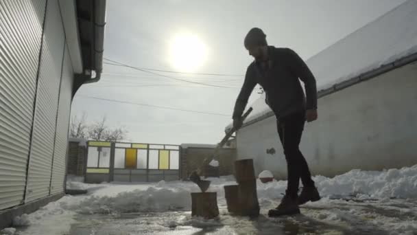 Hombre Cortando Madera Patio Nieve Pueblo Invierno — Vídeos de Stock