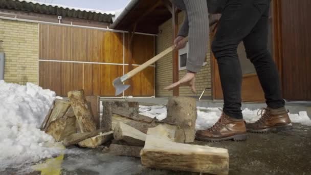 Hombre Cortando Madera Patio Nieve Pueblo Invierno — Vídeos de Stock