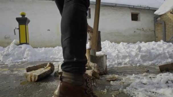 Hombre Cortando Madera Patio Nieve Pueblo Invierno — Vídeo de stock