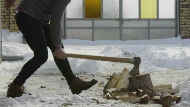 雪场冬村慢动作中的砍柴 — 图库视频影像