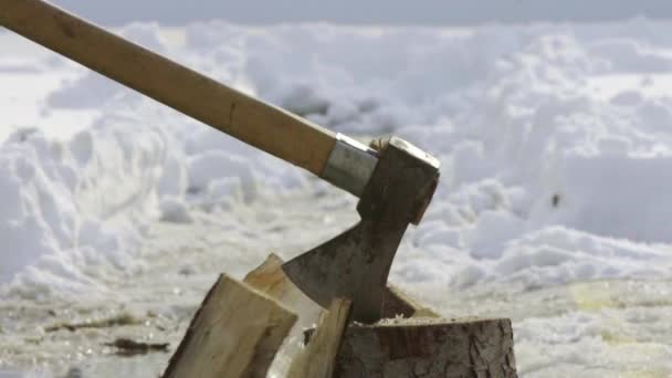 Hombre Cortando Madera Patio Nieve Pueblo Invierno Cámara Lenta — Vídeos de Stock