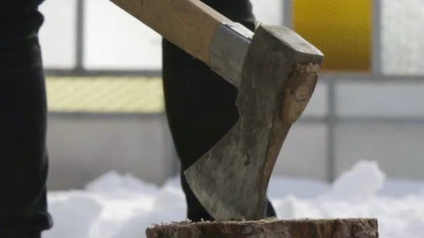 Hombre Cortando Madera Patio Nieve Pueblo Invierno Cámara Lenta — Vídeo de stock