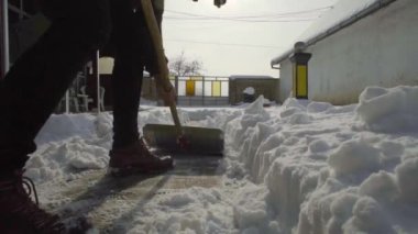 bahçesinde temizlik küreme ve tuz serme taze kar adam 