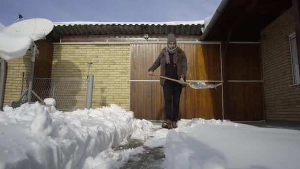 Homme Nettoyage Pelletage Neige Fraîche Dans Cour — Video