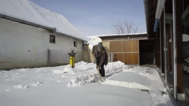 Uomo Pulizia Spalatura Neve Fresca Cortile — Video Stock