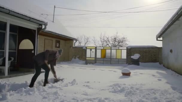 男子清洁铲新鲜的雪在院子里 — 图库视频影像