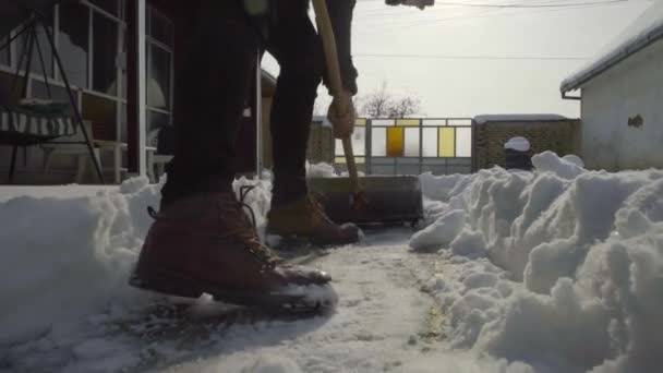 Mężczyzna Czyszczenia Odgarnianie Śniegu Świeżego Stoczni — Wideo stockowe