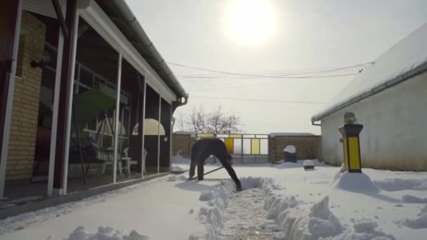 Man Reinigen Schept Verse Sneeuw Tuin — Stockvideo