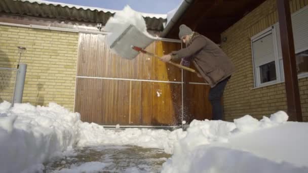 Mężczyzna Czyszczenia Odgarnianie Śniegu Świeżego Stoczni — Wideo stockowe