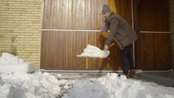 男子清洁铲新鲜的雪在院子里 — 图库视频影像