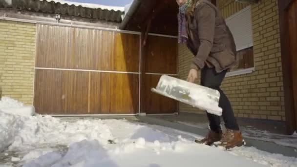 Hombre Limpieza Pala Nieve Fresca Patio — Vídeos de Stock