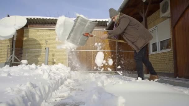 Άνθρωπος Τον Καθαρισμό Φτυαρίζει Φρέσκο Χιόνι Στην Αυλή — Αρχείο Βίντεο