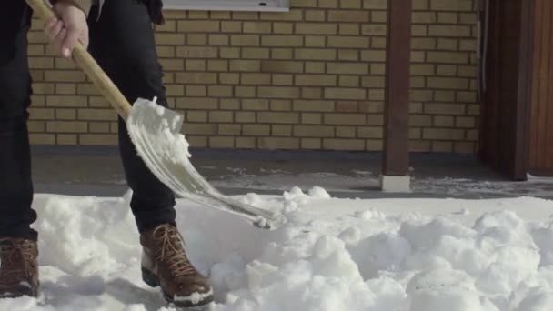 Homme Nettoyage Pelletage Neige Fraîche Dans Cour Ralenti — Video