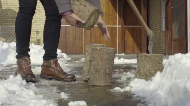 Чоловік Готує Деревину Рубок Сніговому Подвір — стокове відео