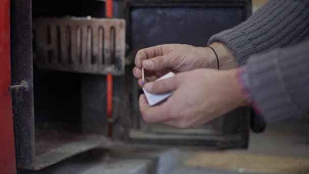 Hombre Encendiendo Estufa Leña — Vídeos de Stock