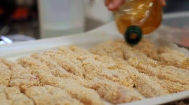 Ekmek kırıntı zeytinyağı yağlama içinde tavuk göğsü 