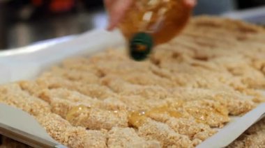 Ekmek kırıntı zeytinyağı yağlama içinde tavuk göğsü 