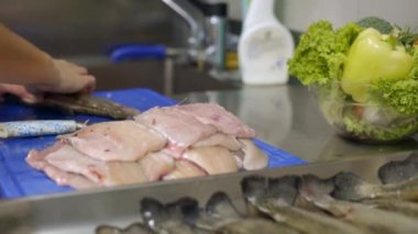 kesme ve profesyonel mutfak hazırlanıyor balık 