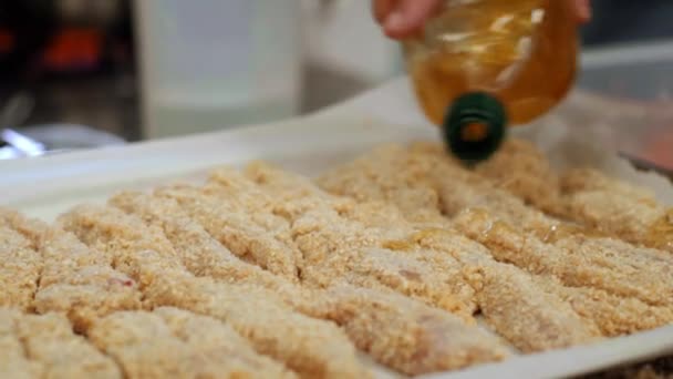 Ekmek Kırıntı Zeytinyağı Yağlama Içinde Tavuk Göğsü — Stok video