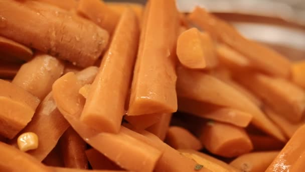 在专业菜中煮熟的胡萝卜 — 图库视频影像