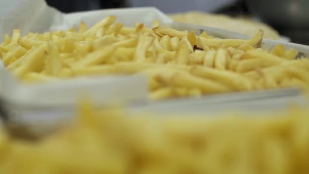 Batatas Fritas Quentes Forno Fumando — Vídeo de Stock