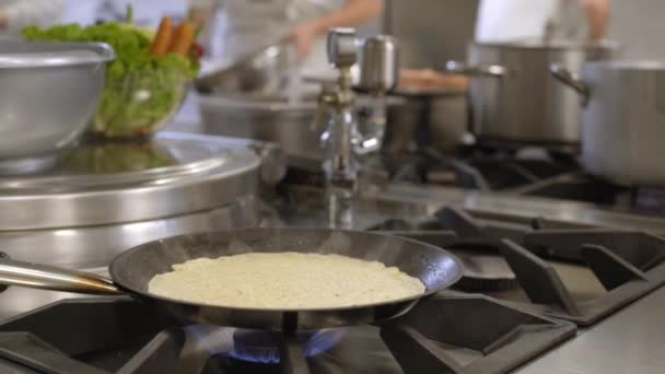 Hacer Panqueques Cocina Profesional — Vídeos de Stock