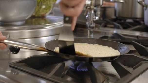 Fazendo Panquecas Cozinha Profissional — Vídeo de Stock