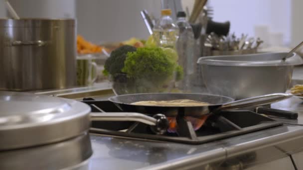 Приготовление Блинов Профессиональной Кухне — стоковое видео