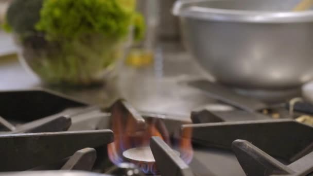 在专业厨房做煎饼 — 图库视频影像