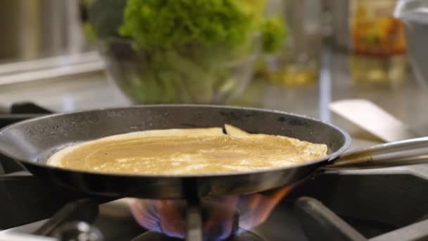 Membuat Pancake Dapur Profesional — Stok Video