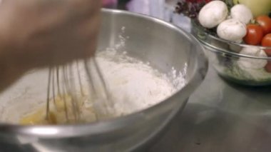 yumurta ve un mutfak Şef hazırlanması 