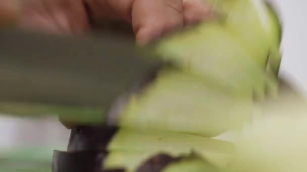 Beredning Aubergine Kök Kocken Skär — Stockvideo