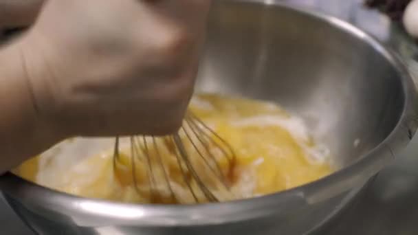 准备鸡蛋和面粉厨房厨师 — 图库视频影像