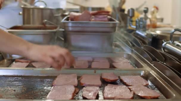 Räucherfilet Auf Professionellem Grill Gegrillt — Stockvideo