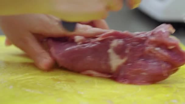 Κοπή Βοείου Κρέατος Και Την Προετοιμασία — Αρχείο Βίντεο