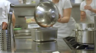 aşçılar meşgul profesyonel mutfakta yemek pişirme