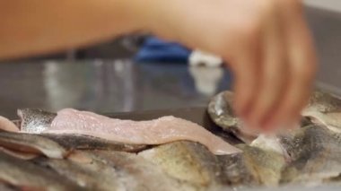 kesme ve profesyonel mutfak hazırlanıyor balık 