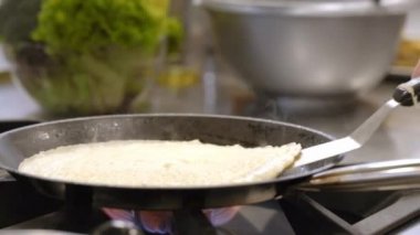 profesyonel mutfağında kek yapma