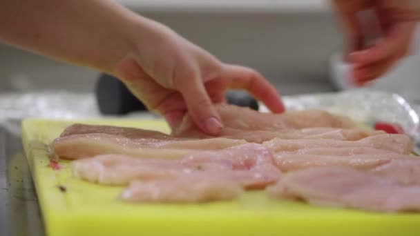 鶏の胸肉を打って準備をふりかける — ストック動画