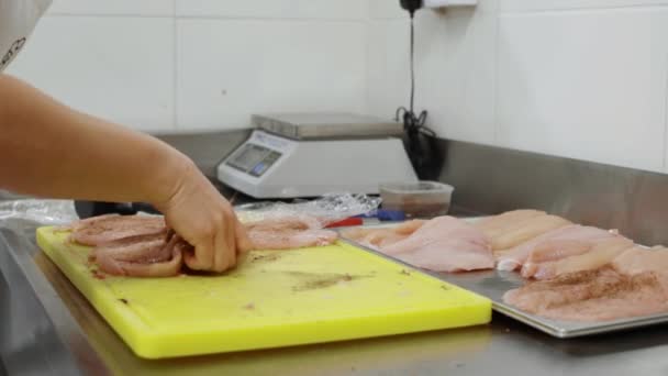 Peito Frango Martelando Pimenta Preparando — Vídeo de Stock