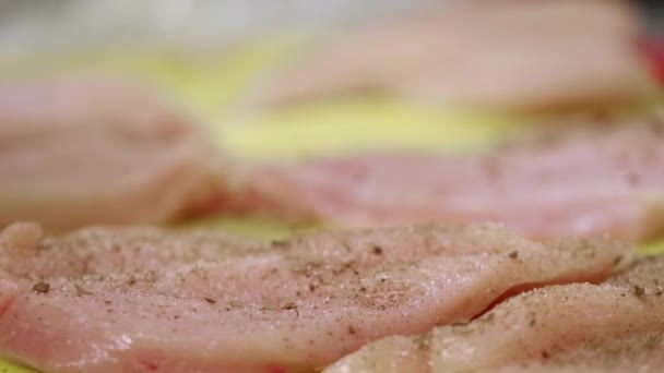 Tavuk Göğsü Hazırlanıyor Biber Çekiç — Stok video