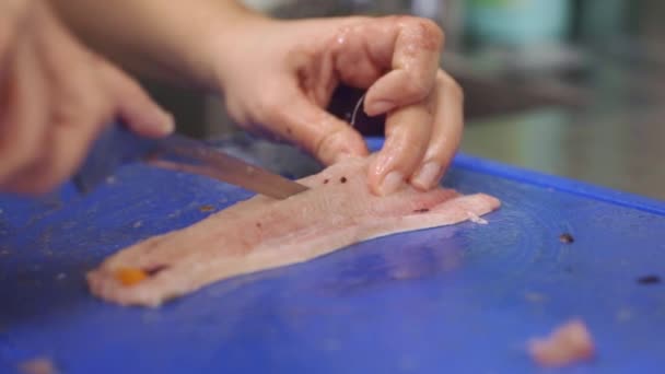 Corte Peixe Preparação Cozinha Profissional — Vídeo de Stock