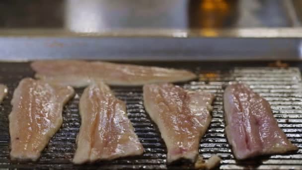 Fisch Auf Professionellem Grill Gegrillt — Stockvideo