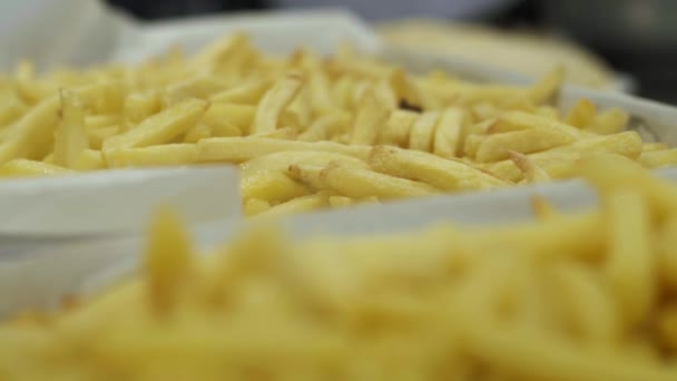 Pommes Frites Varm Från Ugnen Rökning — Stockvideo