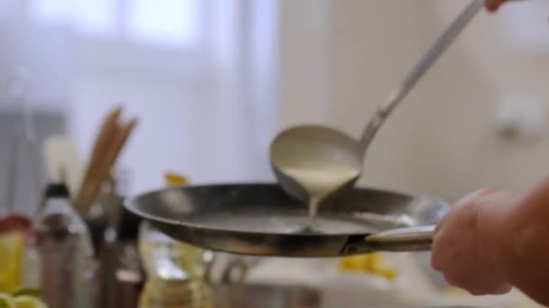Pfannkuchen Der Professionellen Küche — Stockvideo