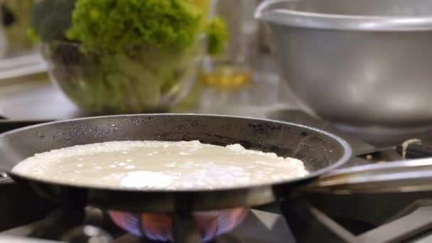 Membuat Pancake Dapur Profesional — Stok Video