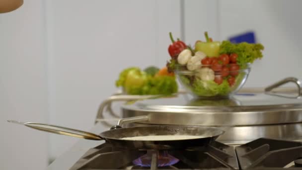 Fazendo Panquecas Cozinha Profissional — Vídeo de Stock